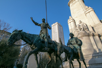 Obraz premium Don Quixote and Sancho Panza statue on the Plaza de Espana, Madrid.