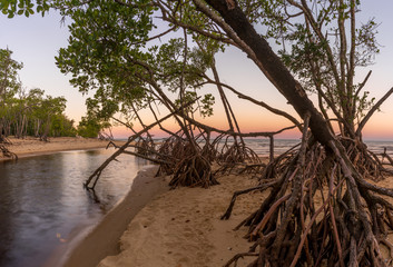 Der Himmel strahlt in Pastellfarben beim Sonnenuntergang am Kurrimine Beach in Queensland Australien