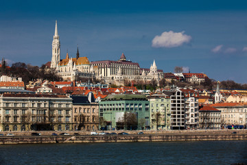 Fototapeta premium View of the Buda bank of the Danube river at Budapest city in a beautiful early spring day