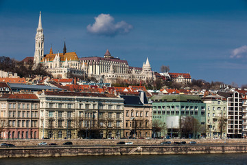 Obraz premium View of the Buda bank of the Danube river at Budapest city in a beautiful early spring day