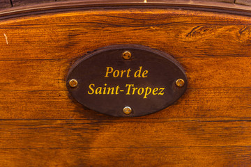 Obraz premium tabliczka informacyjne: Port w Saint-Tropez, Prowansja, Francja