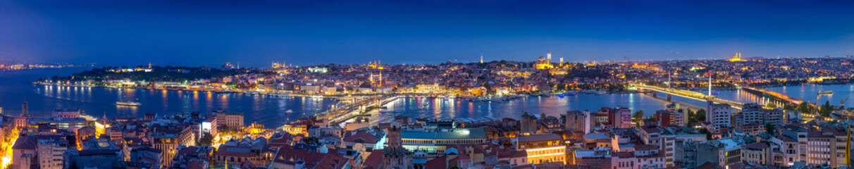 Obraz premium Wonderful panoramic view of Istanbul - Landscape from Galata Tower to Galata Bridge and Suleymaniye Mosque