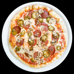 Pizza Sucuk Salami Teller Draufsicht freigestellt