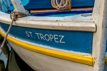 Stara łódź w porcie w Saint Tropez - obrazy, fototapety, plakaty