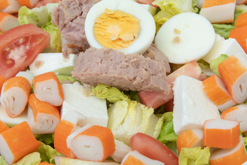 Primer plano de ensalada de verduras con atún