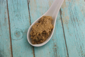 Caviar d'aubergine dans une cuillère