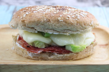 Sandwich saucisson fromage