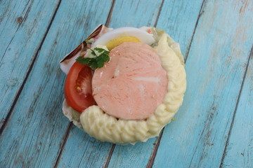 Médaillon de saumon et mayonnaise dans une coquille Saint Jacques 