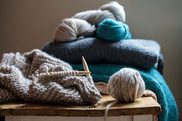 Fototapeta na wymiar balls of wool and knitting needles
