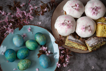 Obraz premium Easter bread and eggs with flowering twigs .Spring theme 