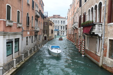 Fototapeta na wymiar Boat floating down Venice Canal