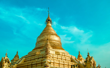 Fototapeta premium Shwezigon Pagoda pagoda in Bagan, Myanmar in the morning 