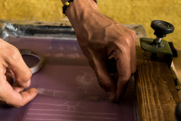 Obraz premium Manos cuadrando para estampar 