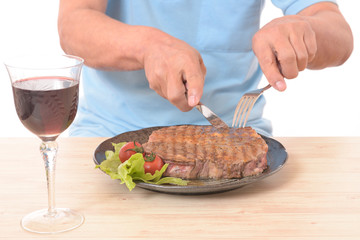 ステーキを食べる日本人シニア