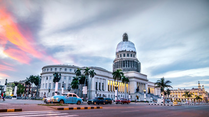 LA HAVANE, CUBA. Vue panoramique haute résolution du centre-ville de La Havane avec le Capitole en arrière-plan et des voitures américaines classiques. Les rues animées de La Havane.