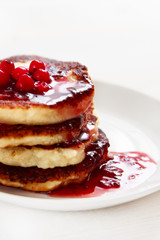 Russian cheesecake with jam and berries