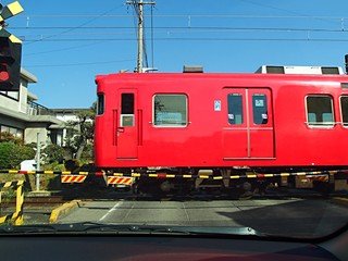 踏切を通過する電車