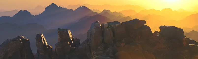 Erstaunlicher Sonnenaufgang am Berg Sinai, schöne Morgendämmerung in Ägypten, schöne Aussicht vom Berg © Mountains Hunter