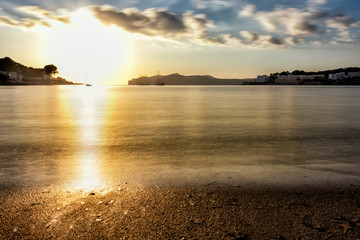 Fototapeta premium Vor dem Sonnenuntergang in der Bucht von Santa Ponça, Mallorca