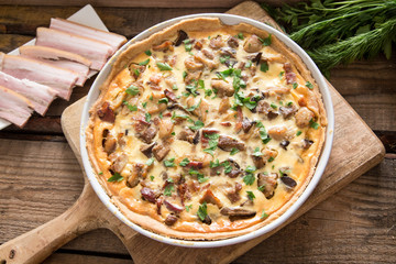 Homemade quiche lorraine with chicken, mushrooms, cheese and bacon. Tart with chicken. Chicken pie. Mushroom pie