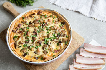Homemade quiche lorraine with chicken, mushrooms, cheese and bacon. Tart with chicken. Chicken pie. Mushroom pie