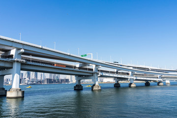 東京湾の風景　レインボーブリッジへ続く橋脚