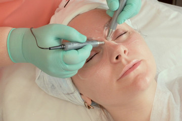 Microcurrent stimulation of the skin around the eyes. Moisturizer removes dark circles under the eyes. Beauty treatments in the beauty salon