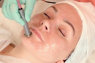 The introduction of a moisturizing gel under the skin. Improved complexion. Shrink pores. Cosmetic procedure for women. Modern microcurrent treatment.