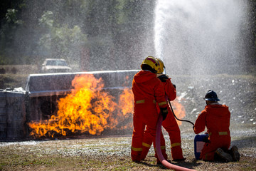 Obraz premium Firefighters are practicing fire fighting in a virtual situation.