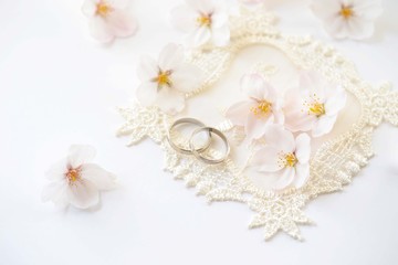 Fototapeta na wymiar 結婚指輪と桜の花びら