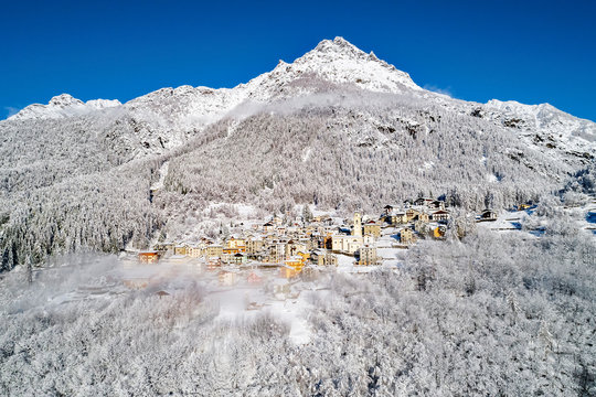 Primolo - Valmalenco (IT) - Vista aerea invernale con neve fresca 