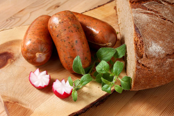 Regensburger Würste mit Dinkel-Roggen-Brot auf Zirbenholzbrett