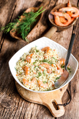 poke bowl : salade de perles d'aneth et crevettes