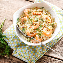 poke bowl : salade de perles d'aneth et crevettes