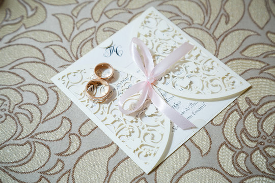 Golden wedding rings for newlyweds © Дмитрий Ткачук