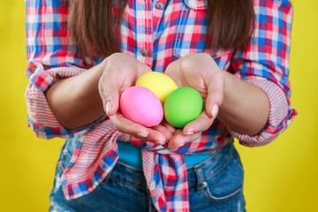 Fototapeta na wymiar Close up of woman l holding colorful Easter eggs