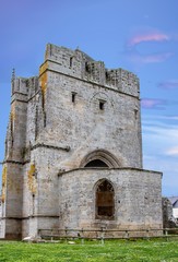 Fototapeta na wymiar Saint Guénolé. La Tour Carrée, vestige d'une ancienne église. Finistère, Bretagne 