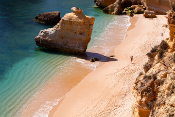 Playa solitaria en el Algarve portugués