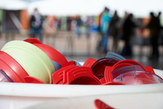 Taiz&eacute; bunte Plastiksch&uuml;sseln an der Essensausgabe in der Gemeinschaft im Burgund