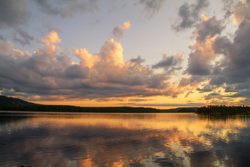 Sonnenuntergang an einem See in Schweden, Mitternachtssonne