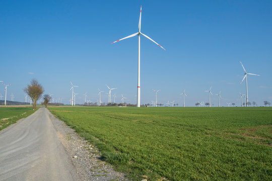 Windrad Landschaft Landwirtschaft Traktor