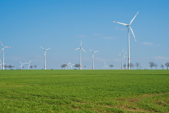 Windrad Landschaft Landwirtschaft Traktor