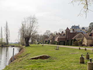 Village d'Apremont-sur-Allier. Le bourg et le Chateau au bord de l'Allier © Marc
