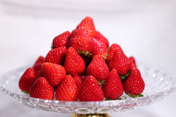 山盛りになったたくさんのいちごの盛り合わせ	