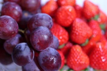 たくさんのいちごとぶどうの盛り合わせ