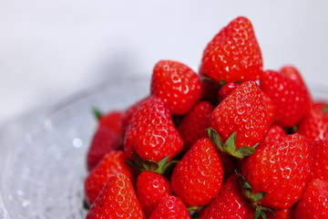 山盛りになったたくさんのいちご