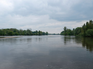 Le cours de l'Allier à Apremont-sur-Allier dans le Cher. Nature et détente