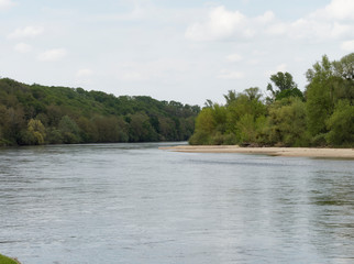 Le cours de l'Allier à Apremont-sur-Allier dans le Cher. Nature et détente