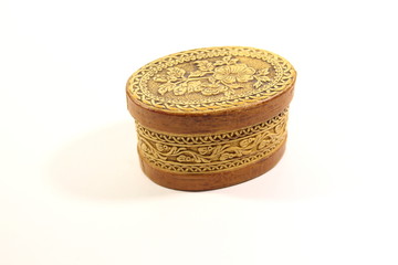 Wooden oval box with a closed lid for jewelry and jewelry. A nice gift for women.