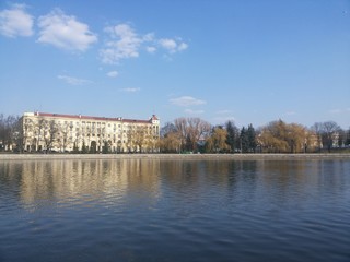 Fototapeta premium calm lake and Minsk downtown